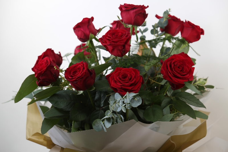 v Lizzies Valentine 12 Red Roses Bundle