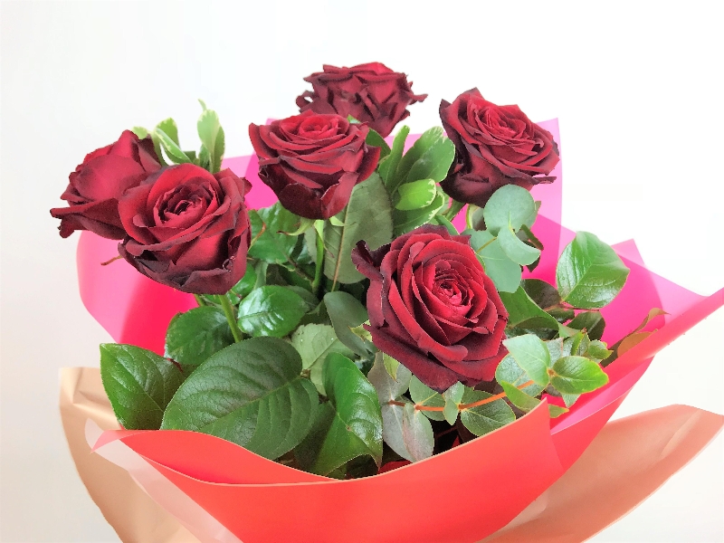 v Lizzies 6 Red Rose Bundle