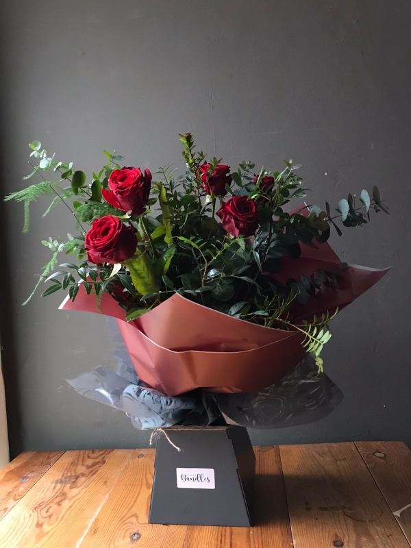 v Lizzies 6 Red Rose Bundle