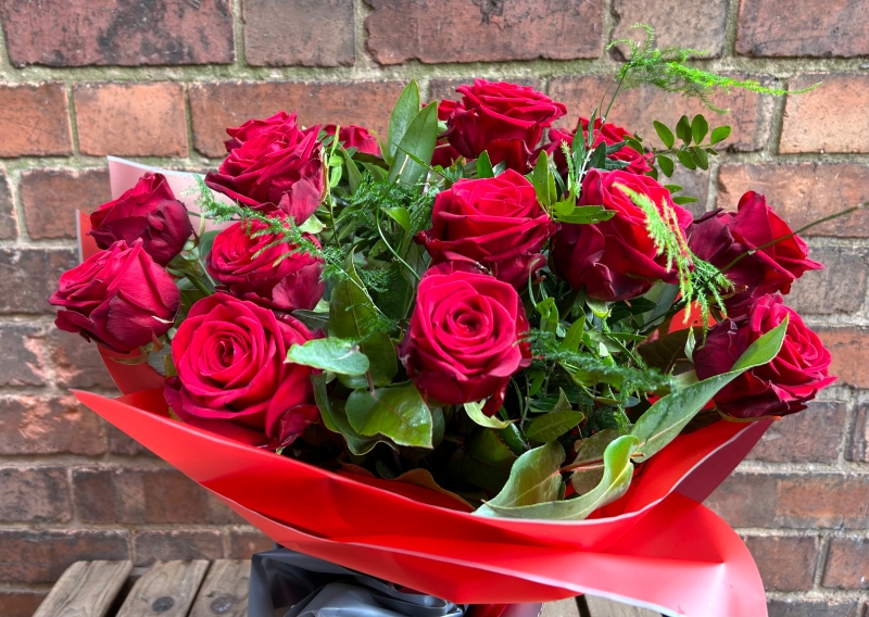 v Lizzies 18 Red Rose Bundle