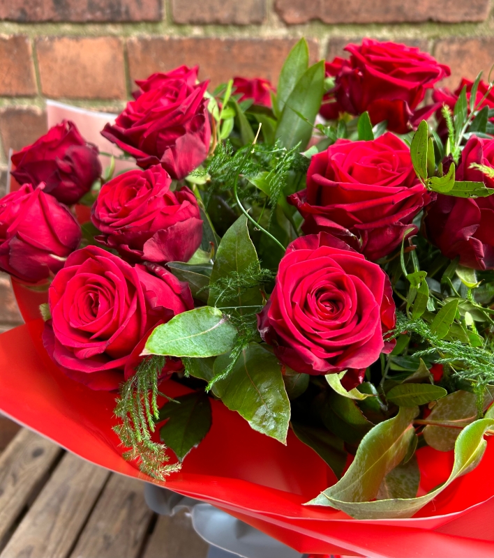 v Lizzies Valentine 24 Red Rose Bundle