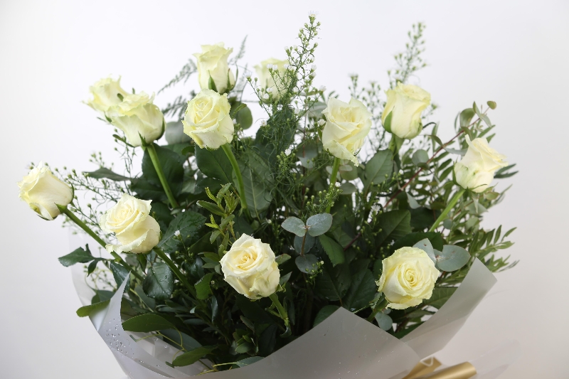 v Lizzies Valentine White Rose Bundle