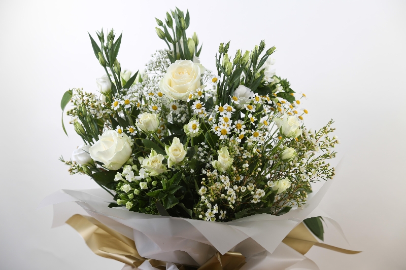 Lizzies White Bundle 16 Stems