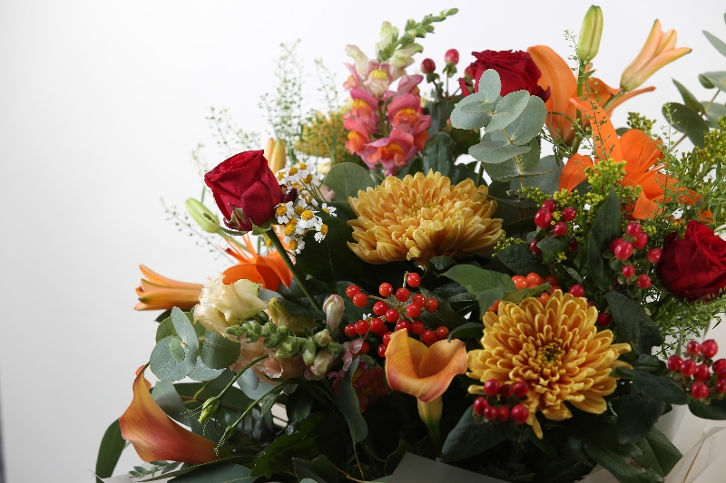 Lizzies Orange and Red Bundle 16 stems