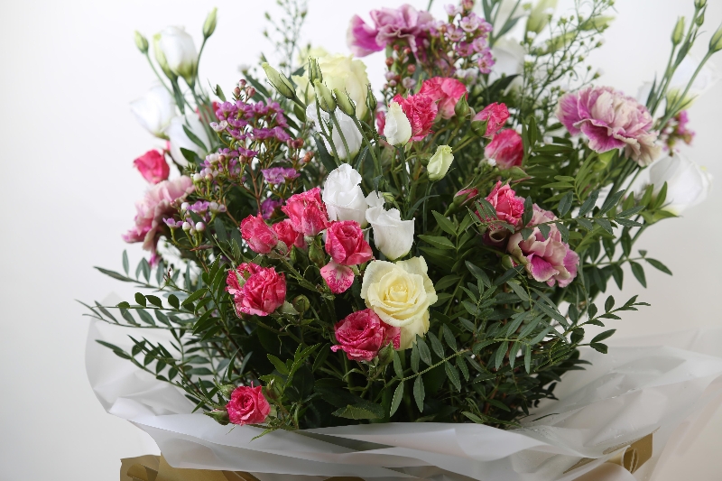 Lizzies Pink and White Bundle 30 stems