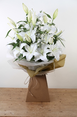 Lizzies White Lily Bundle 7 stems