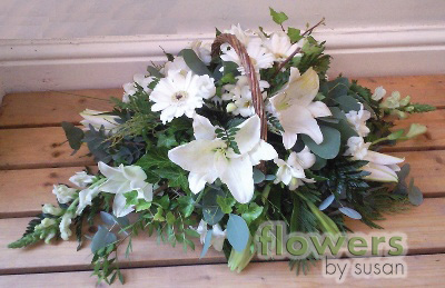 l Basket arrangement in classic white