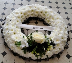 Classic based wreath in whites with black trim