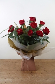 v Lizzies Valentine 12 Red Roses Bundle