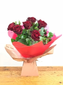 v Lizzies 6 Red Rose Bundle