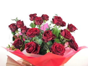 v Lizzies 18 Red Rose Bundle