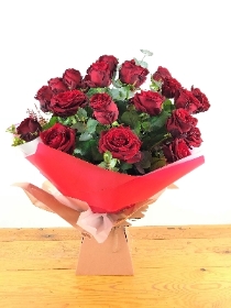 v Lizzies 18 Red Rose Bundle