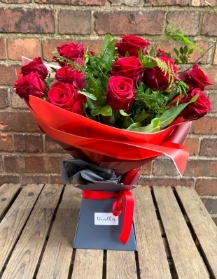 v Lizzies 18 Red Rose Bundle