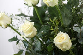 v Lizzies Valentine White Rose Bundle