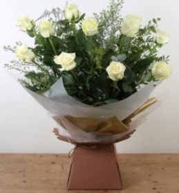 v Lizzies Valentine White Rose Bundle