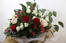 v Lizzies Valentine Mixed Rose Bundle