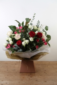 Lizzies mixed Rose Bundle 7 stems