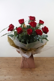 Lizzies 12 Red Rose Bundle